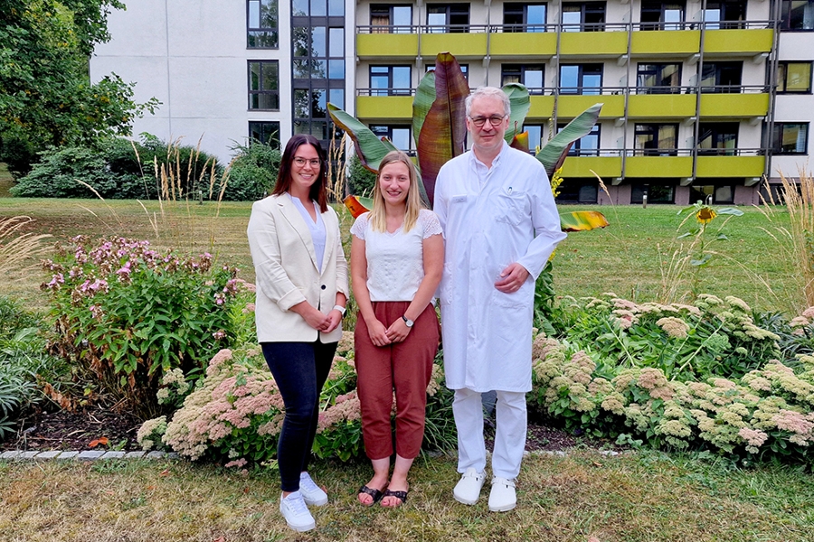 Eva Heider, Kaufmännische Leiterin, Laura Hofmann, Auszubildende zur Kauffrau im Gesundheitswesen, Chefarzt Dr. med. Christoph Stoll Eva Heider, Kaufmännische Leiterin, Laura Hofmann, Auszubildende zur Kauffrau im Gesundheitswesen, Chefarzt Dr. med. Christoph Stoll