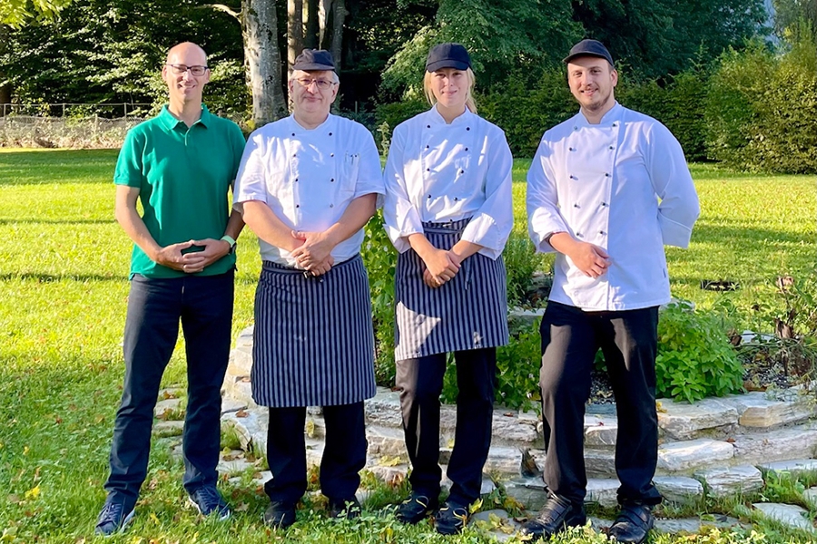 Tobias Haag, Kaufmännischer Leiter, Bernd Reisacher, Küchenleiter, Sonja Lanz, Auszubildende zur Köchin, Artur Katajev, Stellvertretender Küchenleiter Tobias Haag, Kaufmännischer Leiter, Bernd Reisacher, Küchenleiter, Sonja Lanz, Auszubildende zur Köchin, Artur Katajev, Stellvertretender Küchenleiter
