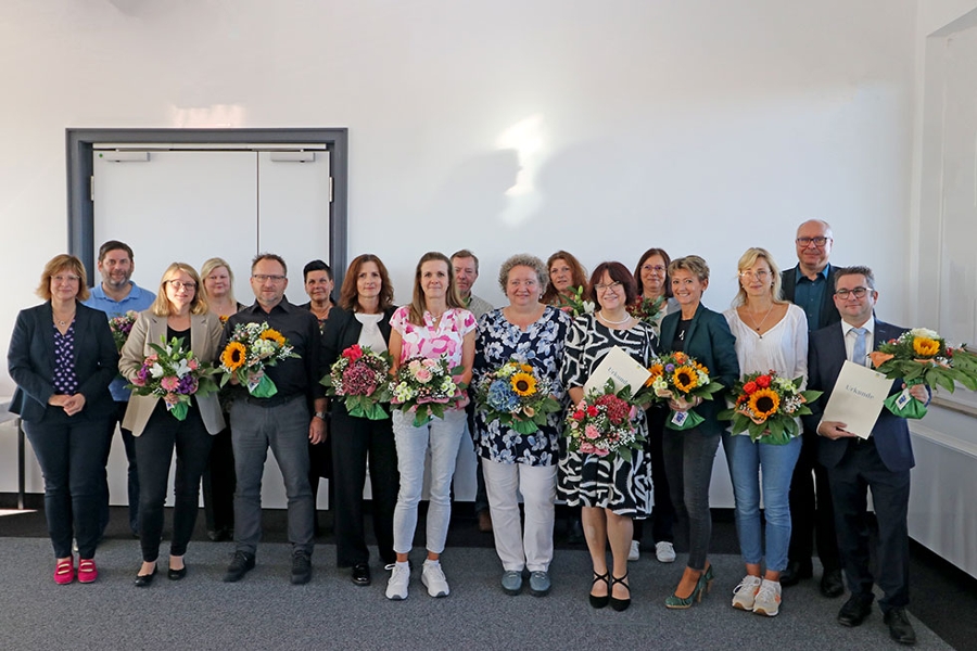 25 Jahre und 40 Jahre Treue zum Arbeitgeber: Ehrung bei der Deutschen Rentenversicherung Nordbayern in Bayreuth 25 Jahre und 40 Jahre Treue zum Arbeitgeber: Ehrung bei der Deutschen Rentenversicherung Nordbayern in Bayreuth