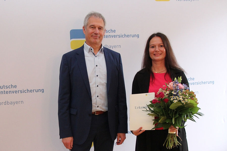 25 Jahre Treue zum Arbeitgeber: Ehrung bei der Deutschen Rentenversicherung Nordbayern in Würzburg 25 Jahre Treue zum Arbeitgeber: Ehrung bei der Deutschen Rentenversicherung Nordbayern in Würzburg