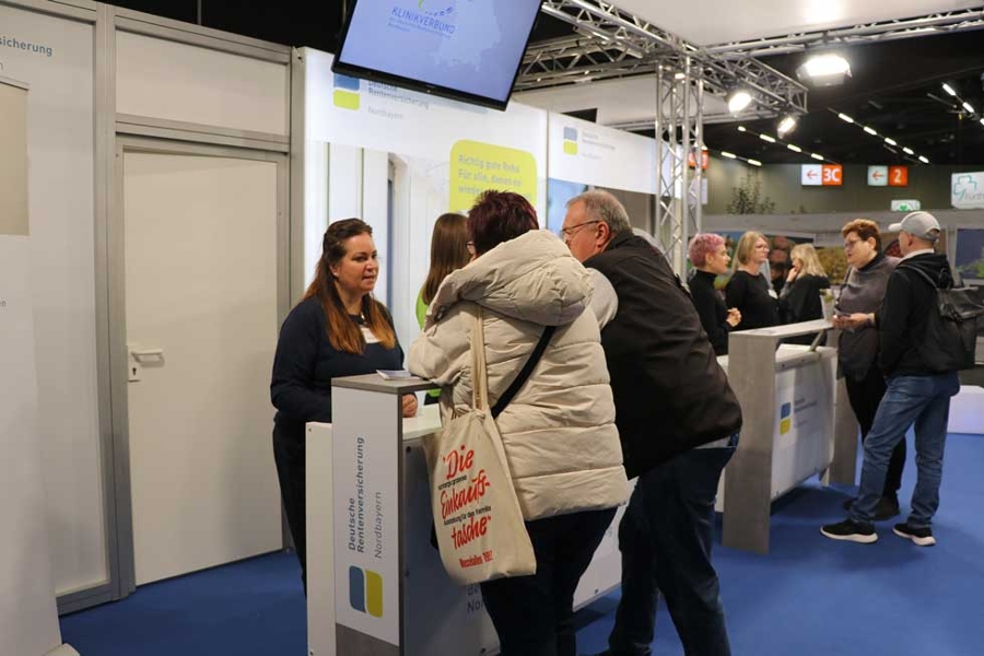 Besucher am Messestand der Deutschen Rentenversicherung Nordbayern auf der Consumenta 2024 in Nürnberg Besucher am Messestand der Deutschen Rentenversicherung Nordbayern auf der Consumenta 2024 in Nürnberg