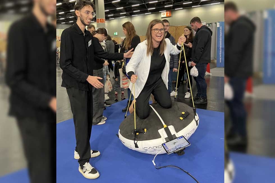Die Pressesprecherin der DRV Nordbayern, Stefanie Teller, testet das Micro-Gym "ICAROS CL0UD". Mit diesem Trainingsgerät kann die Balance und Koordination sowie die Muskulatur gestärkt werden. Die Pressesprecherin der DRV Nordbayern, Stefanie Teller, testet das Micro-Gym "ICAROS CL0UD". Mit diesem Trainingsgerät kann die Balance und Koordination sowie die Muskulatur gestärkt werden.