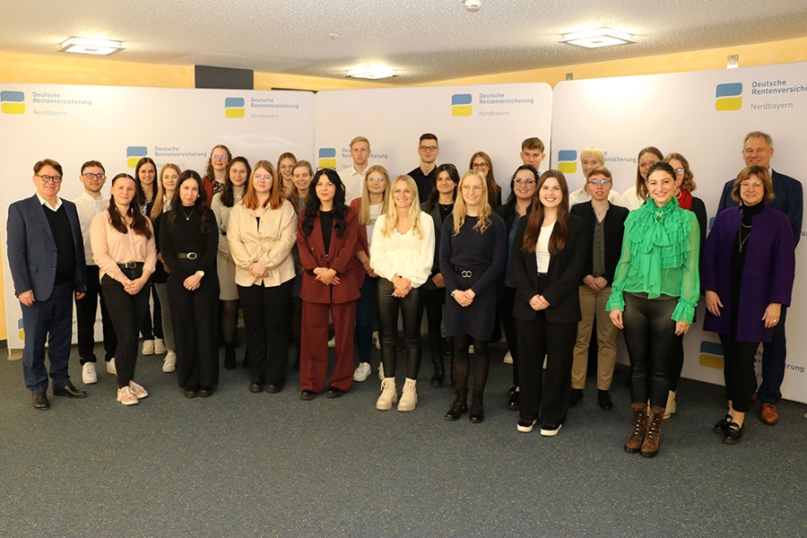 Absolventen der Deutschen Rentenversicherung Nordbayern am Standort Bayreuth zusammen mit der Geschäftsführung Absolventen der Deutschen Rentenversicherung Nordbayern am Standort Bayreuth zusammen mit der Geschäftsführung