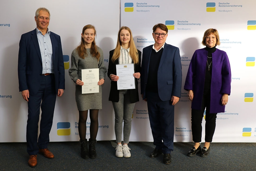 Die prüfungsbesten Absolventen der Deutschen Rentenversicherung Nordbayern am Standort Bayreuth zusammen mit der Geschäftsführung Die prüfungsbesten Absolventen der Deutschen Rentenversicherung Nordbayern am Standort Bayreuth zusammen mit der Geschäftsführung