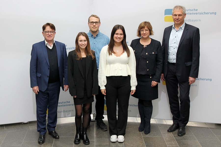 Die prüfungsbesten Absolventen der Deutschen Rentenversicherung Nordbayern am Standort Würzburg zusammen mit der Geschäftsführung Die prüfungsbesten Absolventen der Deutschen Rentenversicherung Nordbayern am Standort Würzburg zusammen mit der Geschäftsführung