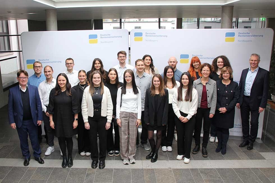 Absolventen der Deutschen Rentenversicherung Nordbayern am Standort Würzburg zusammen mit der Geschäftsführung Absolventen der Deutschen Rentenversicherung Nordbayern am Standort Würzburg zusammen mit der Geschäftsführung