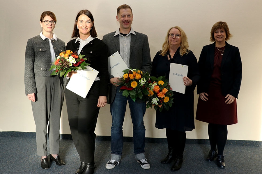 25 Jahre Treue zum Arbeitgeber: Ehrung bei der Deutschen Rentenversicherung Nordbayern in Bayreuth 25 Jahre Treue zum Arbeitgeber: Ehrung bei der Deutschen Rentenversicherung Nordbayern in Bayreuth