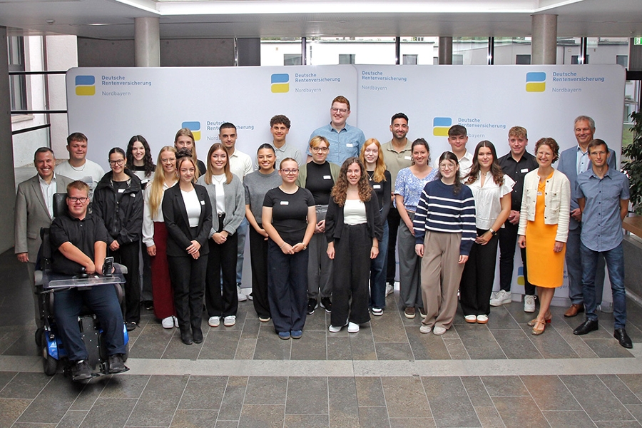 Zahlreiche neue Nachwuchskräfte begrüßte die Deutsche Rentenversicherung Nordbayern an ihrem Standort in Würzburg Zahlreiche neue Nachwuchskräfte begrüßte die Deutsche Rentenversicherung Nordbayern an ihrem Standort in Würzburg