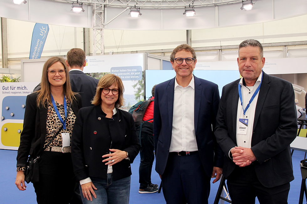 Stefanie Teller, Pressesprecherin, Sandra Naether, Mitglied der Geschäftsführung, Martin Heilig, Oberbürgermeister der Stadt Würzburg, Patrick Püttner, Vorstandsvorsitzender am Messestand der DRV Nordbayern Stefanie Teller, Pressesprecherin, Sandra Naether, Mitglied der Geschäftsführung, Martin Heilig, Oberbürgermeister der Stadt Würzburg, Patrick Püttner, Vorstandsvorsitzender am Messestand der DRV Nordbayern