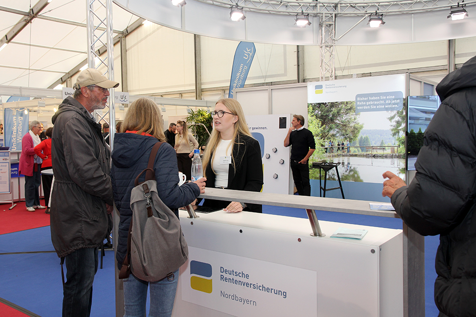 Beratung am Messestand der Deutschen Rentenversicherung Nordbayern Beratung am Messestand der Deutschen Rentenversicherung Nordbayern