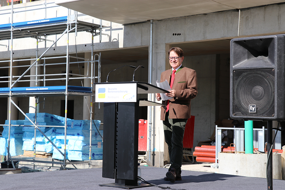 Werner Krempl, Vorsitzender der Geschäftsführung der DRV Nordbayern, spricht beim Richtfest des neuen Rehazentrums der DRV Nordbayern den "Machern" seinen Dank aus. Werner Krempl, Vorsitzender der Geschäftsführung der DRV Nordbayern, spricht beim Richtfest des neuen Rehazentrums der DRV Nordbayern den "Machern" seinen Dank aus.