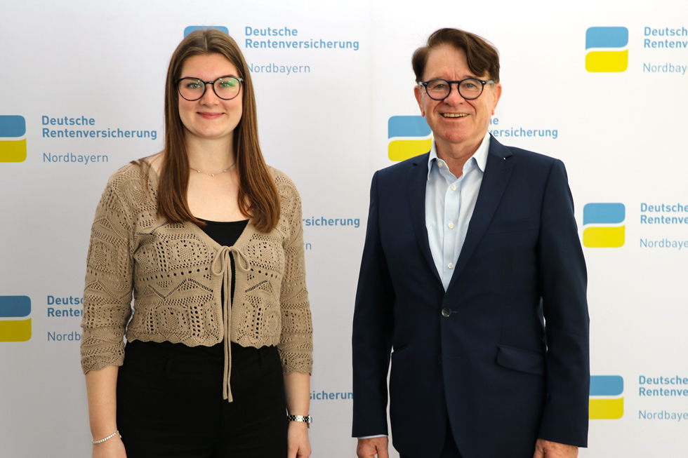 Die prüfungsbesten Absolventen der Deutschen Rentenversicherung Nordbayern am Standort Bayreuth zusammen mit der Geschäftsführung Die prüfungsbesten Absolventen der Deutschen Rentenversicherung Nordbayern am Standort Bayreuth zusammen mit der Geschäftsführung