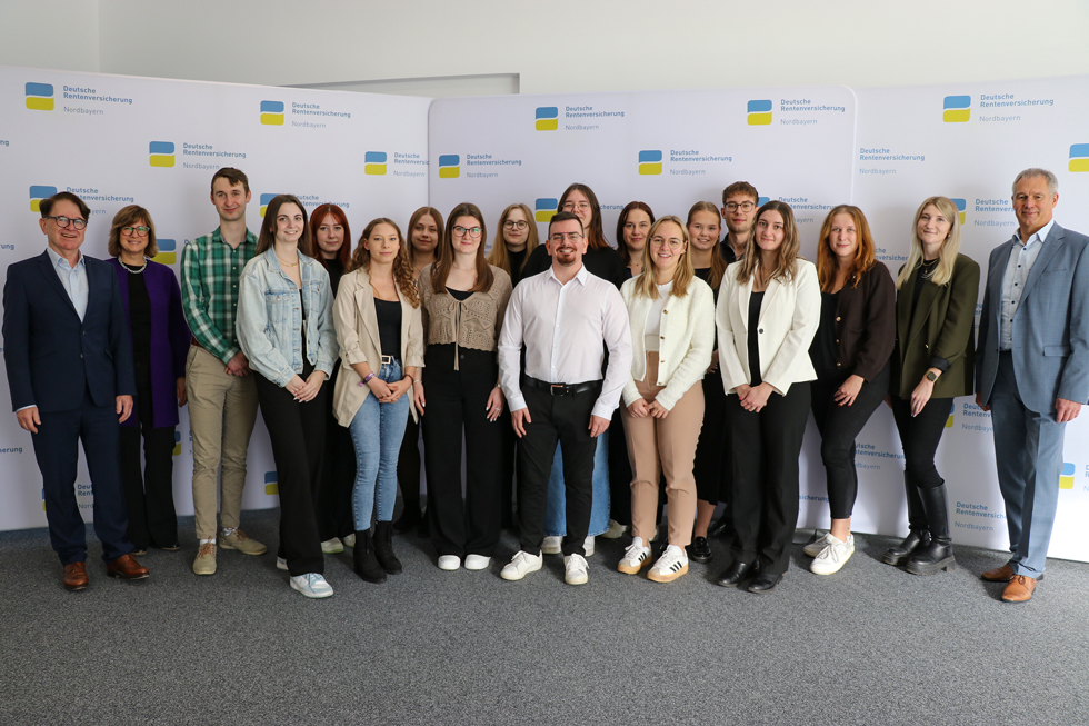 Absolventen der Deutschen Rentenversicherung Nordbayern am Standort Bayreuth zusammen mit der Geschäftsführung Absolventen der Deutschen Rentenversicherung Nordbayern am Standort Bayreuth zusammen mit der Geschäftsführung