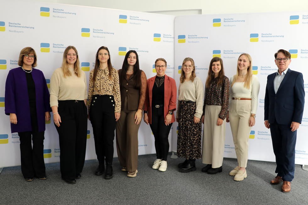 Absolventen der Deutschen Rentenversicherung Nordbayern am Standort Bayreuth zusammen mit der Geschäftsführung Absolventen der Deutschen Rentenversicherung Nordbayern am Standort Bayreuth zusammen mit der Geschäftsführung