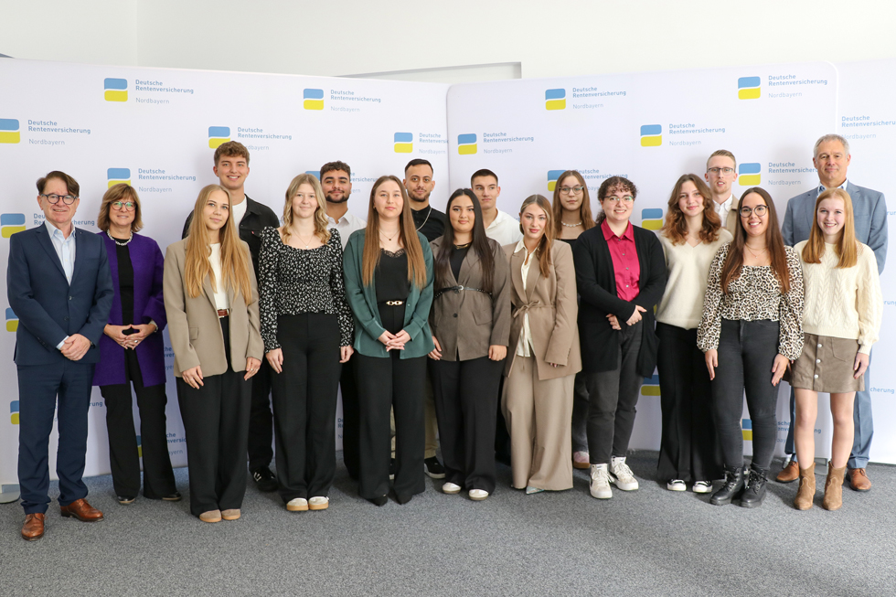 Absolventen der Deutschen Rentenversicherung Nordbayern am Standort Bayreuth zusammen mit der Geschäftsführung Absolventen der Deutschen Rentenversicherung Nordbayern am Standort Bayreuth zusammen mit der Geschäftsführung