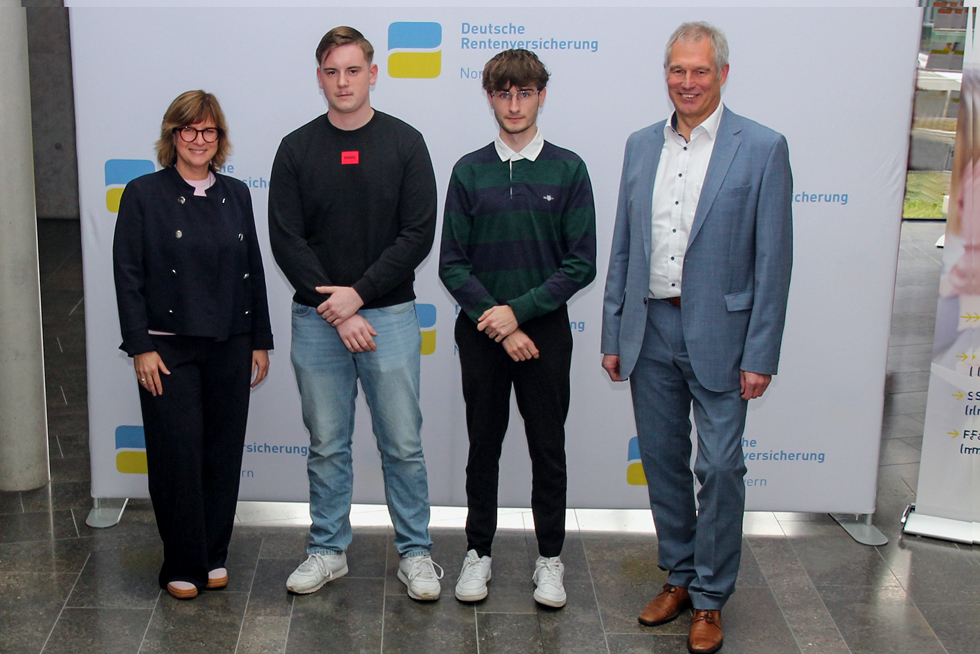 Die prüfungsbesten Absolventen der Deutschen Rentenversicherung Nordbayern am Standort Würzburg zusammen mit der Geschäftsführung Die prüfungsbesten Absolventen der Deutschen Rentenversicherung Nordbayern am Standort Würzburg zusammen mit der Geschäftsführung