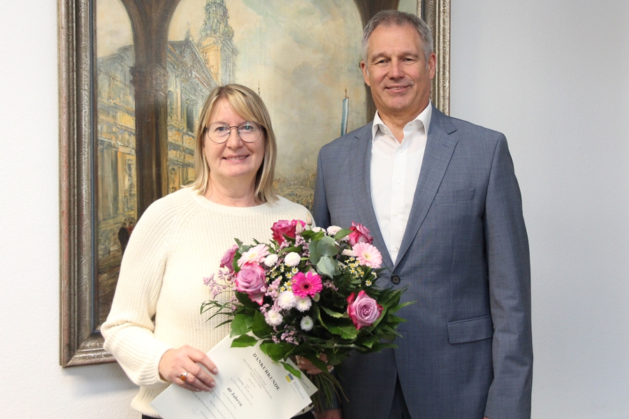 40 Jahre Treue zum Arbeitgeber: Ehrung bei der Deutschen Rentenversicherung Nordbayern in Würzburg 40 Jahre Treue zum Arbeitgeber: Ehrung bei der Deutschen Rentenversicherung Nordbayern in Würzburg