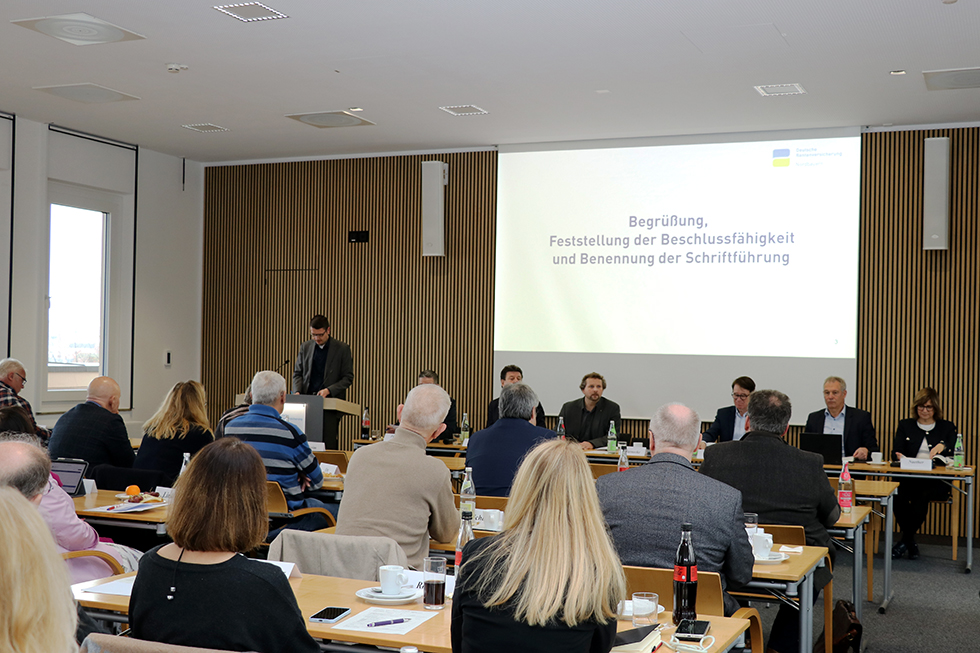 Alternierender Vorsitzender der Vertreterversammlung Friedbert Warnecke begrüßt zur Vertreterversammlung der Deutschen Rentenversicherung Nordbayern Alternierender Vorsitzender der Vertreterversammlung Friedbert Warnecke begrüßt zur Vertreterversammlung der Deutschen Rentenversicherung Nordbayern