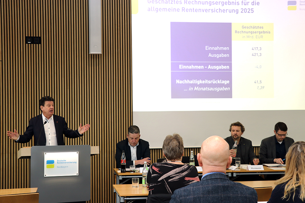 Vorsitzender Stephan Doll bei seiner Rede Vorsitzender Stephan Doll bei seiner Rede