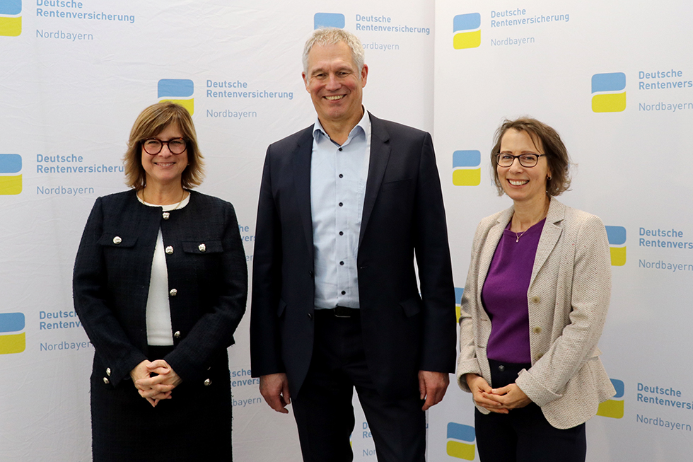Sandra Naether (Mitglied der Geschäftsführung), Jürgen Zips (aktuell Mitglied der Geschäftsführung - ab April neuer Vorsitzender) und Christina Bär (Leiterin der Stabsstelle 01, ab April Mitglied der Geschäftsführung) Sandra Naether (Mitglied der Geschäftsführung), Jürgen Zips (aktuell Mitglied der Geschäftsführung - ab April neuer Vorsitzender) und Christina Bär (Leiterin der Stabsstelle 01, ab April Mitglied der Geschäftsführung)