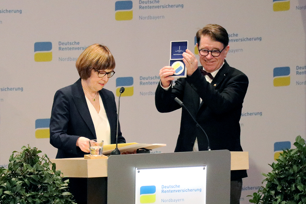Brigitte Gross, Direktorin der DRV Bund, würdigte die Verdienste von Ersten Direktor Werner Krempl mit der Verdienstmedaille der Deutschen Rentenversicherung. Brigitte Gross, Direktorin der DRV Bund, würdigte die Verdienste von Ersten Direktor Werner Krempl mit der Verdienstmedaille der Deutschen Rentenversicherung.