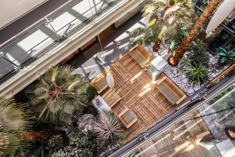 Der Aufenthaltsbereich der Frankenland-Klinik von oben. Der Aufenthaltsbereich der Frankenland-Klinik von oben.