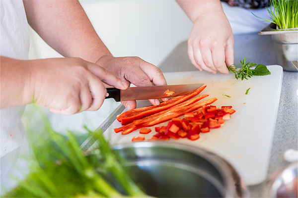 In der Lehrküche wird Paprika geschnitten. In der Lehrküche wird Paprika geschnitten.