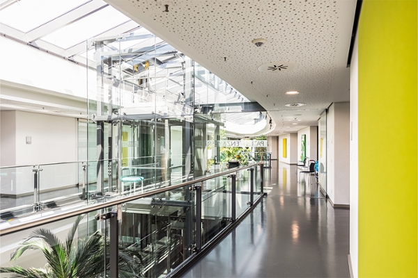 Das helle Treppenhaus der Klinik mit Fahrstuhl. Das helle Treppenhaus der Klinik mit Fahrstuhl.