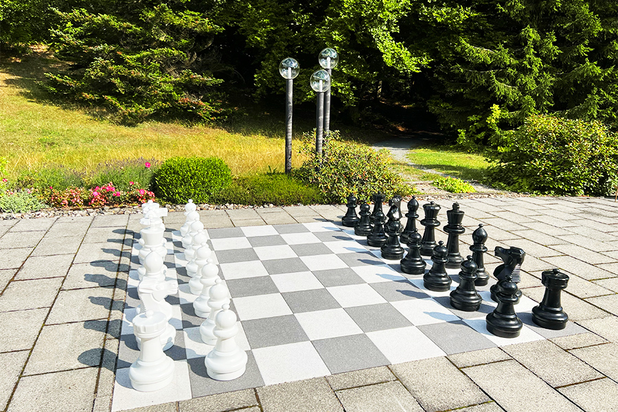 Ein großes Außenschachbrett in einem Park. Ein großes Außenschachbrett in einem Park.
