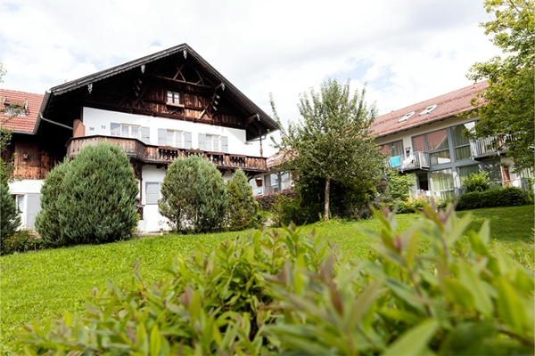 Außenaufnahme der Klinik mit davorliegender Wiese. Außenaufnahme der Klinik mit davorliegender Wiese.