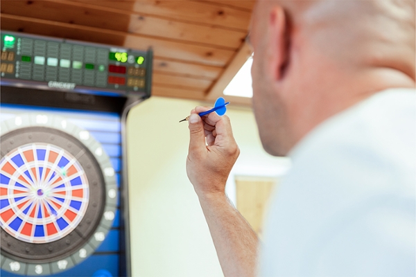 Ein Mann spielt Darts im Aufenthaltsraum. Ein Mann spielt Darts im Aufenthaltsraum.