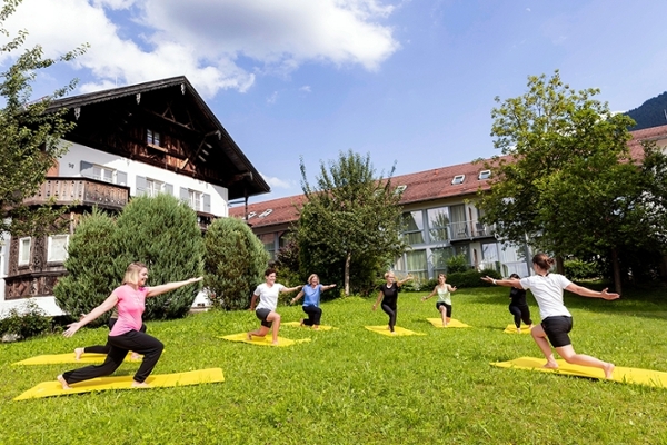 Patientengruppe beim Yoga auf dem Klinikgelände Patientengruppe beim Yoga auf dem Klinikgelände