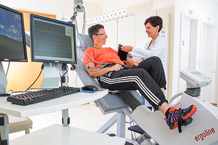 Eine Ärztin macht eine diagnostische Untersuchung bei einer Patientin. Eine Ärztin macht eine diagnostische Untersuchung bei einer Patientin.