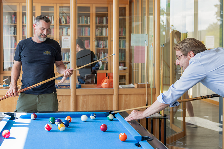 Zwei Männer spielen Billard. Zwei Männer spielen Billard.