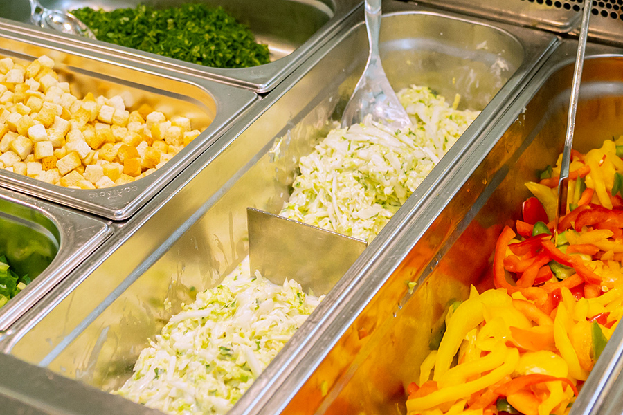 Buffet mit verschiedenen Salaten und Garnierungen. Buffet mit verschiedenen Salaten und Garnierungen.