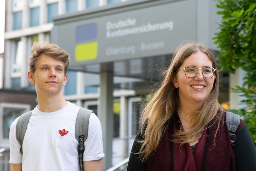 Hier geht's rein - Zwei unserer Auszubildenden vor dem Haupteingang der DRV Oldenburg-Bremen Hier geht's rein - Zwei unserer Auszubildenden vor dem Haupteingang der DRV Oldenburg-Bremen