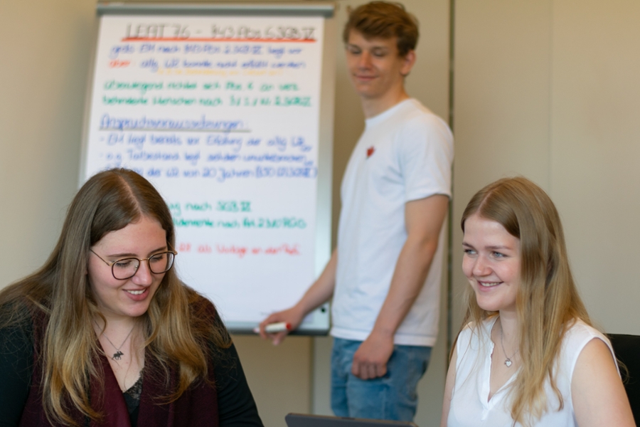 Durch betriebsinternen Unterricht sowie umfangreiche Berufspraxis erhalten unsere Auszubildenden fundierte Kenntnisse. Durch betriebsinternen Unterricht sowie umfangreiche Berufspraxis erhalten unsere Auszubildenden fundierte Kenntnisse.