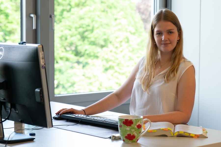 Eine Auszubildende der DRV Oldenburg-Bremen sitzt am PC und sieht lächelnd in die Kamera. Eine Auszubildende der DRV Oldenburg-Bremen sitzt am PC und sieht lächelnd in die Kamera.