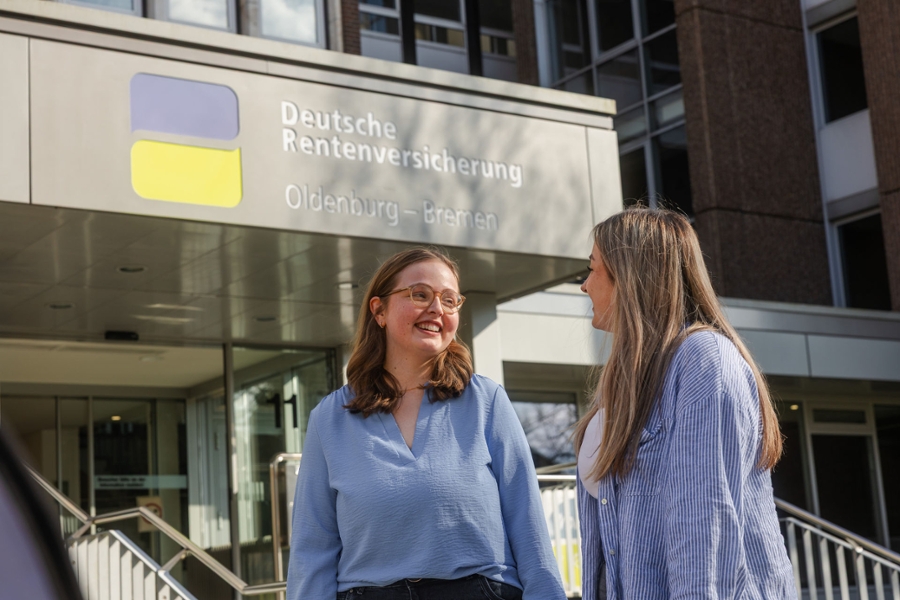 Zwei Auszubildende der DRV Oldenburg-Bremen vor dem Haupteingang. Zwei Auszubildende der DRV Oldenburg-Bremen vor dem Haupteingang.