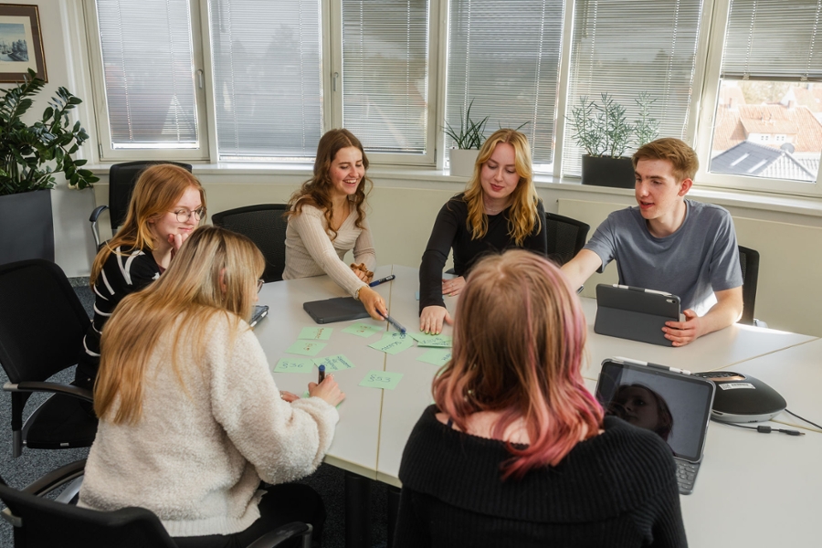 Mehrere Auszubildende der DRV Oldenburg-Bremen sitzen an einem Tisch und lösen eine Aufgabe. Mehrere Auszubildende der DRV Oldenburg-Bremen sitzen an einem Tisch und lösen eine Aufgabe.