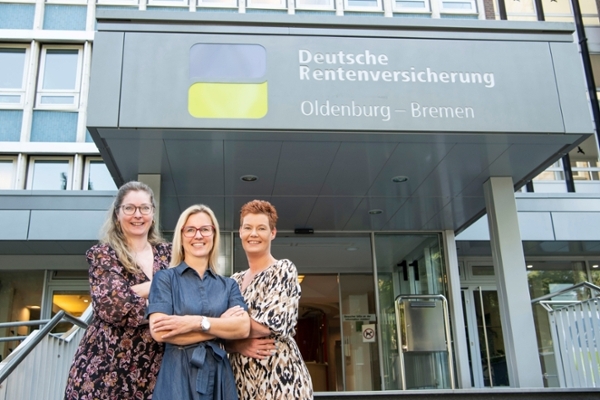 Drei Frauen in Kleidern stehen vor dem Haupteingang der Deutschen Rentenversicherung Oldenburg-Bremen Drei Frauen in Kleidern stehen vor dem Haupteingang der Deutschen Rentenversicherung Oldenburg-Bremen