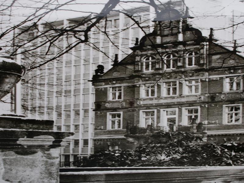 Ansicht des Haupteingangs der Hauptverwaltung in Oldenburg um 1971