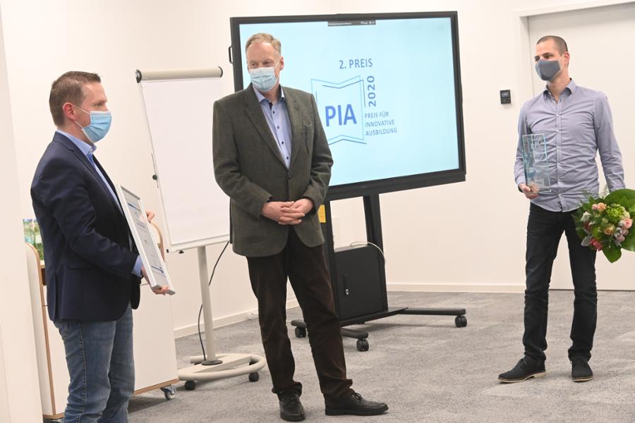 In der Feierstunde nahmen Ausbildungsleiter Andreas Walter und Ausbilder Dominik Richter vom Geschäftsführer der Nordwest-Zeitung, Harold Grönke, eine Urkunde, eine Glasskulptur sowie einen Blumenstrauß in Empfang. In der Feierstunde nahmen Ausbildungsleiter Andreas Walter und Ausbilder Dominik Richter vom Geschäftsführer der Nordwest-Zeitung, Harold Grönke, eine Urkunde, eine Glasskulptur sowie einen Blumenstrauß in Empfang.