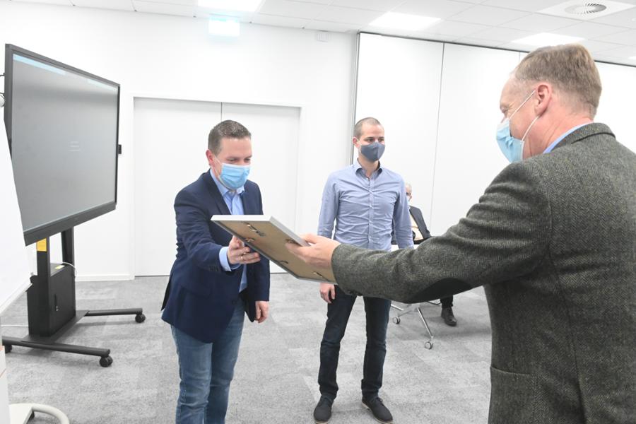 Der Geschäftsführer der Nordwest-Zeitung, Harold Grönke, überreicht Ausbildungsleiter Andreas Walter die Siegerurkunde für den 2. Platz. Der Geschäftsführer der Nordwest-Zeitung, Harold Grönke, überreicht Ausbildungsleiter Andreas Walter die Siegerurkunde für den 2. Platz.