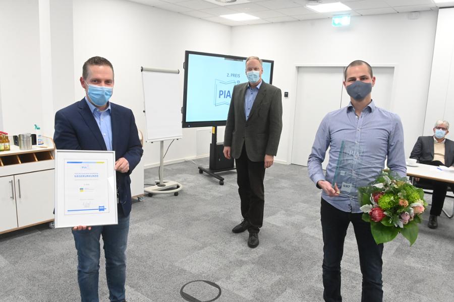 Ausbildungsleiter Andreas Walter präsentiert zusammen mit NWZ-Geschäftsführer Harold Grönke und Ausbilder Dominik Richter die Urkunde für den 2. Platz. Ausbildungsleiter Andreas Walter präsentiert zusammen mit NWZ-Geschäftsführer Harold Grönke und Ausbilder Dominik Richter die Urkunde für den 2. Platz.