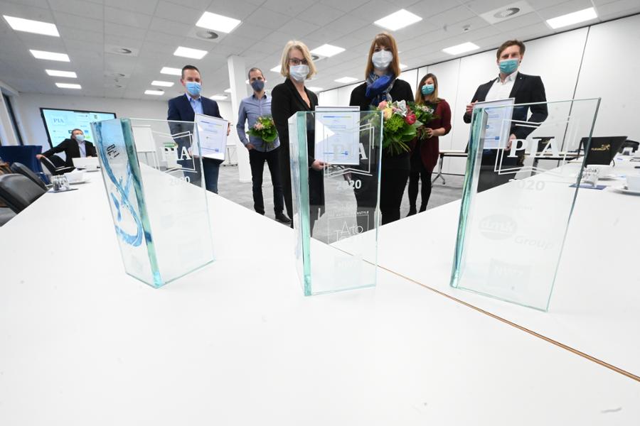 Die Vertreter der PIA-Sieger (Arto Team, DRV Oldenburg-Bremen und Deutsches Milchkontor), im Vordergrund die Glasskulpturen für den 1. bis 3. Platz. Die Vertreter der PIA-Sieger (Arto Team, DRV Oldenburg-Bremen und Deutsches Milchkontor), im Vordergrund die Glasskulpturen für den 1. bis 3. Platz.