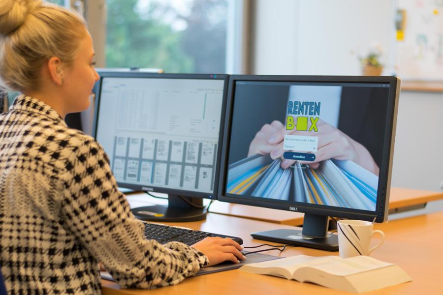 Die Auszubildende Chantal Griffaton an ihrem Ausbildungsplatz mit dem prämierten Online-Projekt "Rentenbox". Die Auszubildende Chantal Griffaton an ihrem Ausbildungsplatz mit dem prämierten Online-Projekt "Rentenbox".