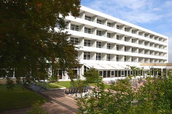 Rückseite des Gebäudes der Montanus-Klinik in Bad Schwalbach mit den Balkonen der Patientenzimmer Rückseite des Gebäudes der Montanus-Klinik in Bad Schwalbach mit den Balkonen der Patientenzimmer