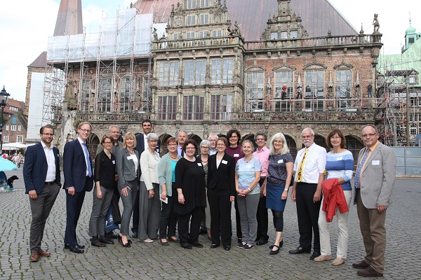 Eine Gruppe von mehreren Personen steht vor dem Bremer Rathaus