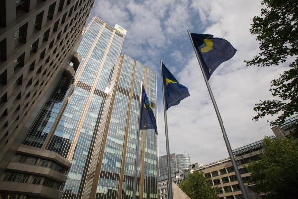 Das Bild zeigt ein Hochhaus an der Königsallee mit 26 Etagen von unten fotografiert. Der Himmel ist bewölkt. Vor dem Gebäude wehen drei Flaggen der Rentenversicherung. Das Bild zeigt ein Hochhaus an der Königsallee mit 26 Etagen von unten fotografiert. Der Himmel ist bewölkt. Vor dem Gebäude wehen drei Flaggen der Rentenversicherung.